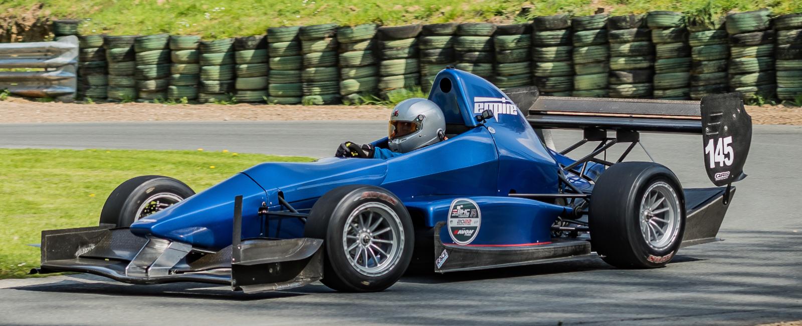Jason Tunnicliffe competing in his blue Empire Evo 3